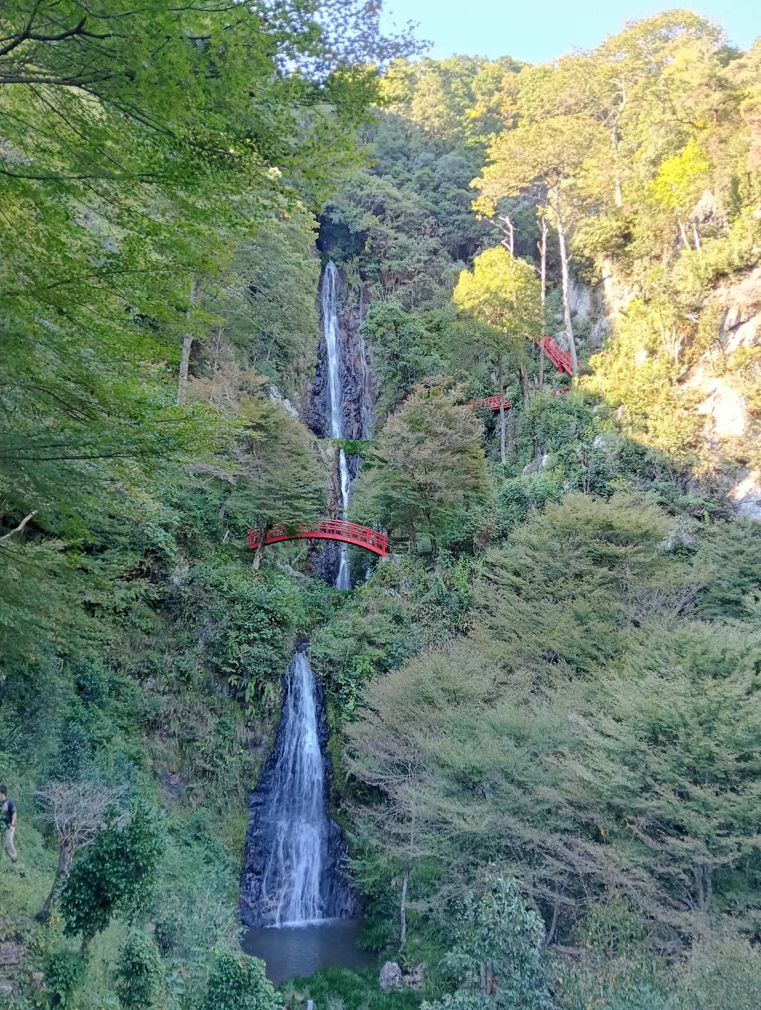 赤い橋と、三段に連なる五宝の滝